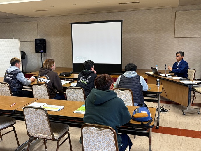 午後の座学の様子です。参加者らは佐藤氏の講義に真剣に耳を傾けていました。