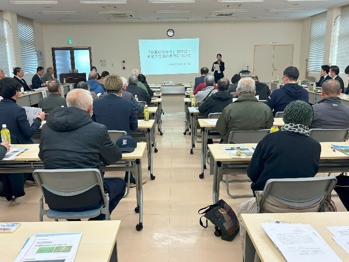 「白銀のひかり」について説明している様子