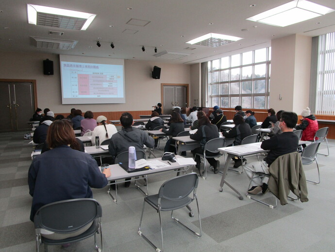 勉強会の様子 参加者はメモを取りながら熱心に聴講していました。