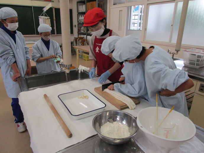 澤口さんに教わりながら 作る児童たち　
