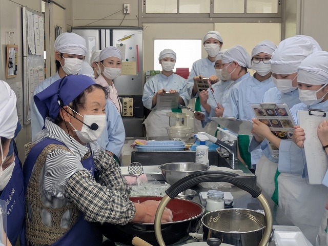 講師の説明を聞きながら、真剣にメモを取る生徒たちの画像