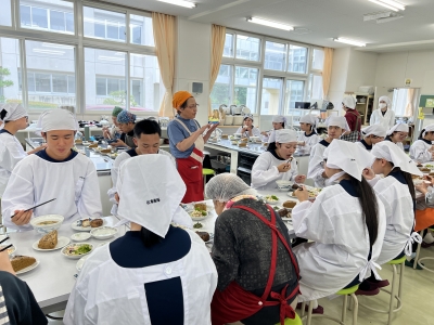 交流会では、グループ員から料理のポイントなどの説明を聞きながら、味わいました。