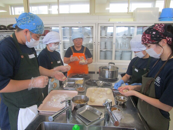 谷地さんに教わりながら作る生徒たち 