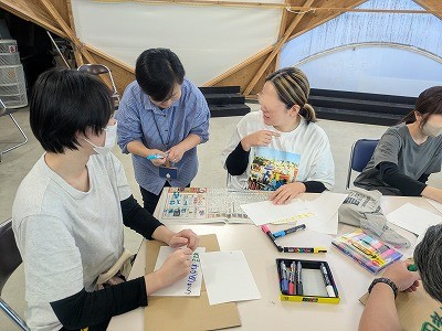 工藤氏の助言を受けながらPOP作成に取り組む参加者らの画像