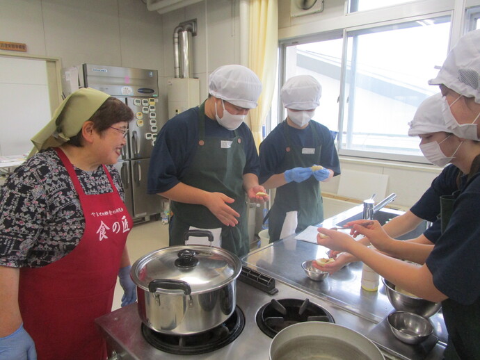 小野寺さんに教わりながら 作る生徒たち 