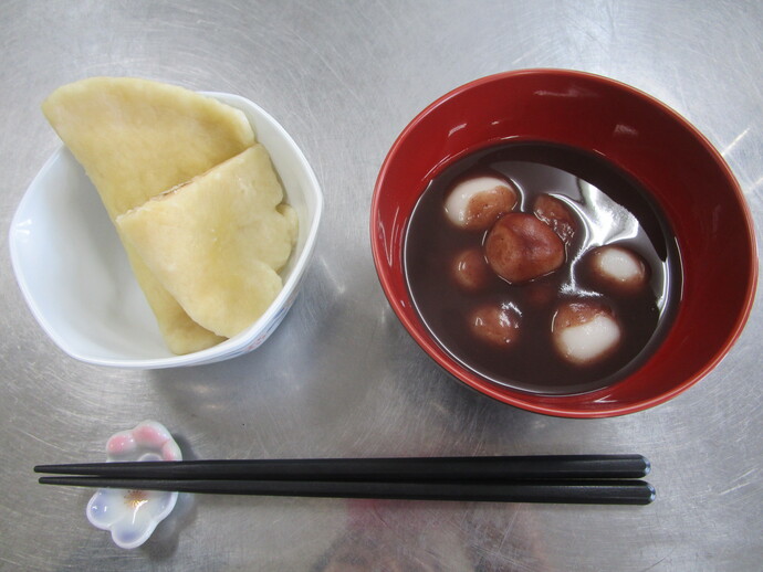 完成した「うきうきだんご」（右）と「みみっこもち」（左） 