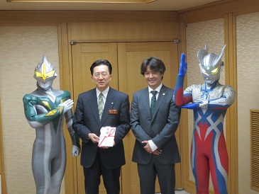 ウルトラマン基金からの寄付金贈呈式の写真