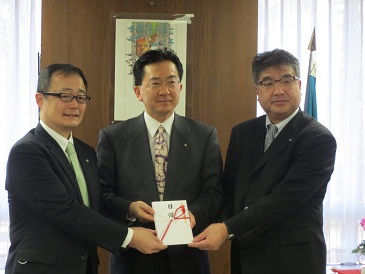 NTT東日本グループからの寄付金贈呈式の写真