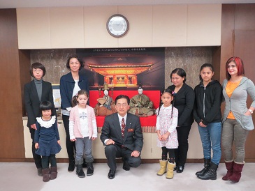 ちびっこ国際人のひなまつり会の写真