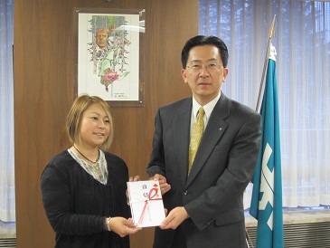 日本女子プロゴルフ協会からの寄付金受領の写真