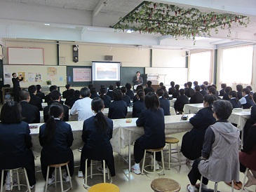 知事による「平泉授業」（花巻市立大迫中学校）の写真