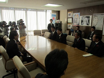 滝沢村長等表敬の写真