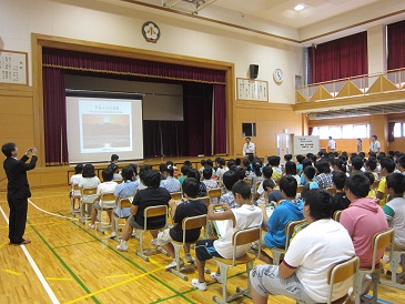 知事による「平泉授業」（二戸市立福岡小学校）の写真