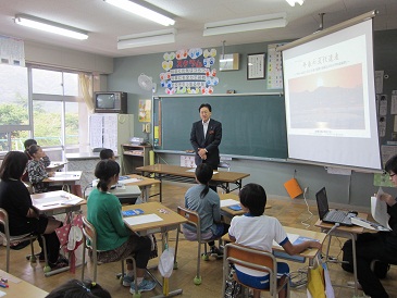 知事による「平泉授業」（山田町立荒川小学校）の写真