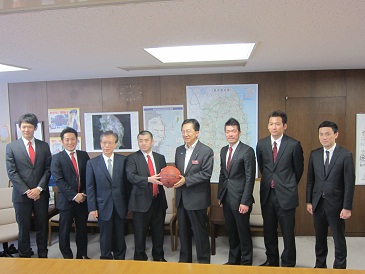 日本プロバスケットボールリーグ所属「岩手ビッグブルズ」表敬の写真