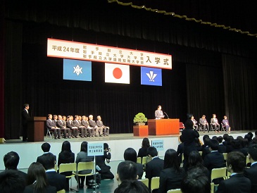 岩手県立大学、同大学院及び盛岡短期大学部入学式の写真