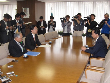 元内閣総理大臣　鳩山由紀夫氏との面談の写真