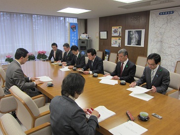 岩手県議会民主党からの要望の写真