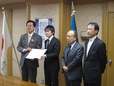 「県の施策の評価及び立案に関する協働協定」締結の写真