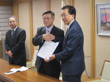 秋田県と岩手県との災害廃棄物広域処理協定締結式の写真