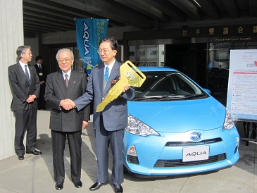 関東自動車株式会社からのアクア贈呈式の写真