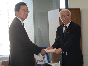 兵庫県からの寄付金贈呈の写真