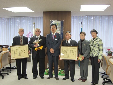 宮守川上流生産組合による天皇杯受賞報告の写真