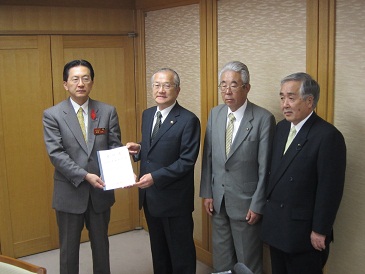 北里大学早期再開促進議員連盟からの要望の写真