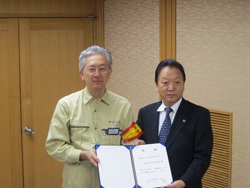 韓国民団からの義捐金贈呈の写真