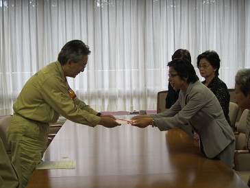日本更生保護女性連盟からの寄付金贈呈の写真