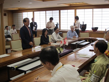 シンガポール赤十字社会長表敬の写真