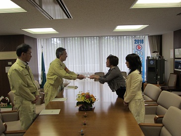 東海岩手県人会からの義捐金贈呈の写真