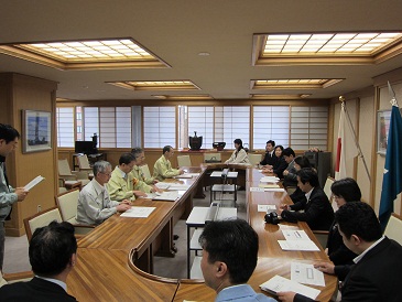 民主党厚生労働部会・雇用対策ワーキングチームとの意見交換の写真