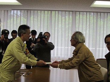 東京市政調査会からの義捐金贈呈