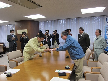 連合古賀会長からの寄付金贈呈の写真