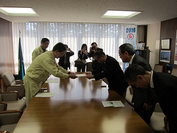 日本生活協同組合連合会長からの寄付金贈呈の写真