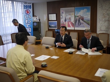 神奈川県藤沢市長からの義捐金贈呈の写真