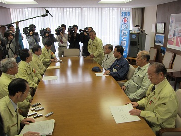 自民党谷垣総裁面談の写真