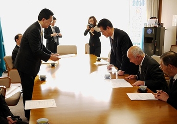 自由民主党県支部連合・県議会自由民主クラブ要望の写真