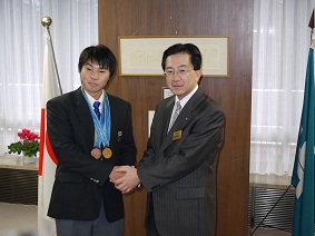 カヌー日本代表水本選手によるアジア大会優勝報告の写真