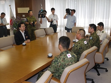 ハイチ派遣国際救援隊（第三次要員）代表者表敬の写真