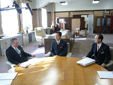 神田真秋愛知県知事との懇談の写真