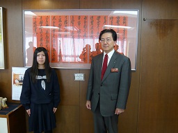 知事室展示作品生徒表敬の写真