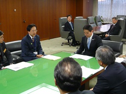 前原国土交通大臣への緊急要望の写真