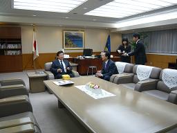 静岡県川勝知事への表敬訪問の写真