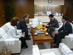 人間国宝・室瀬和美氏表敬の写真