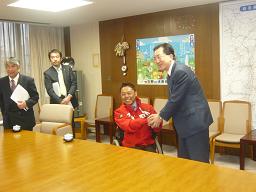 チェアスキー横澤高徳選手表敬の写真