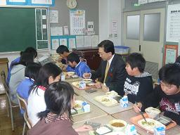 広田小学校での給食（陸前高田市）の写真