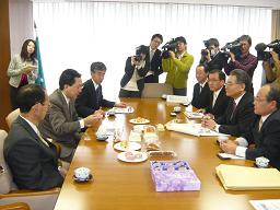 県産山ぶどうプリン・パン試食の写真