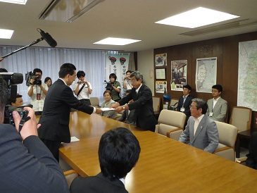 滝沢村を滝沢市とする処分書交付の写真